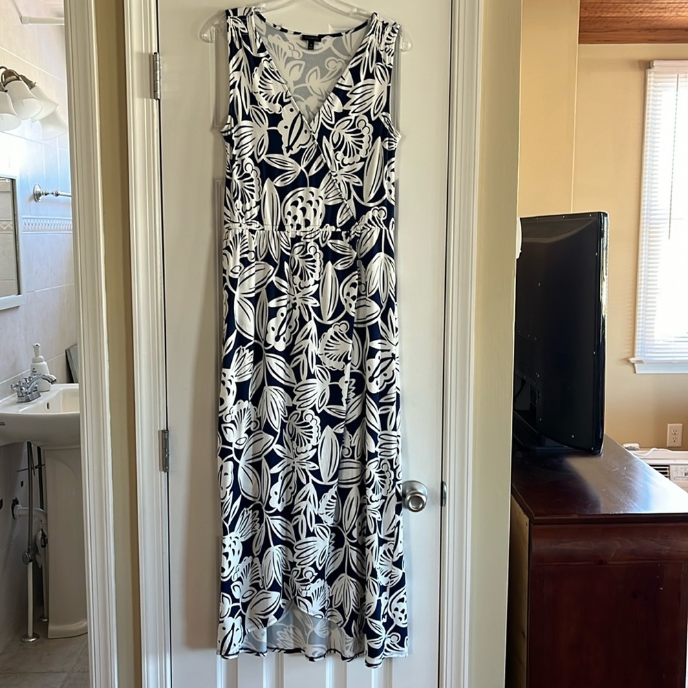 TALBOTS SIZE M V-NECK SLEEVELESS LONG DRESS. NAVY/WHITE